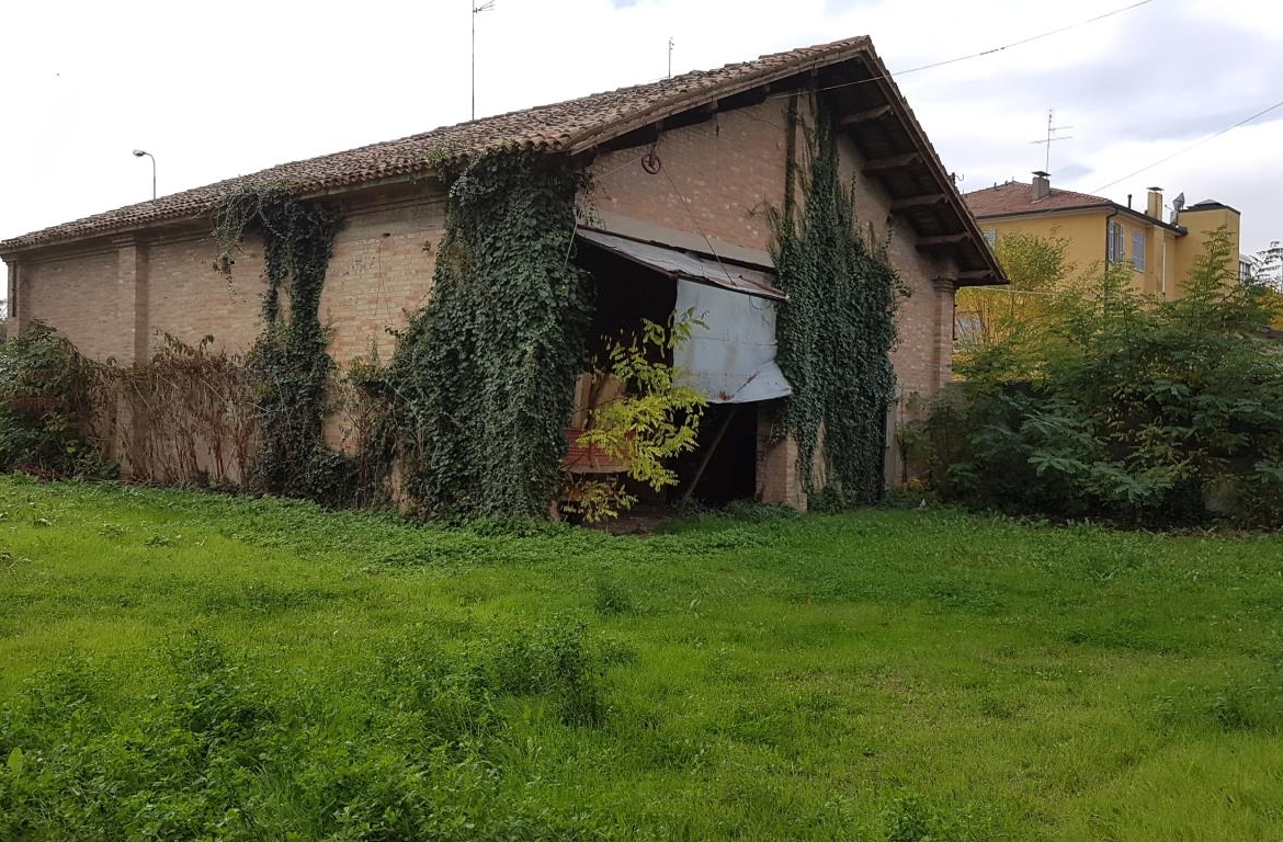 CASA INDIPENDENTE CON CAPANNONE