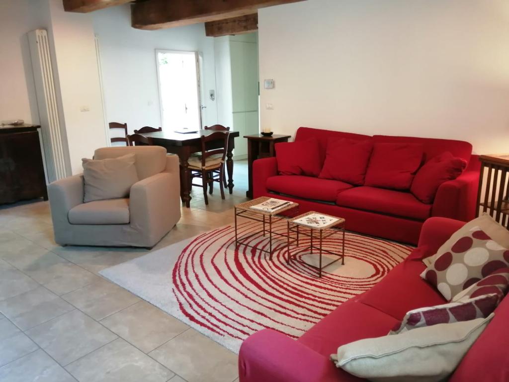 CASA ABBINATA AD UN LATO DI RAPPRESENTANZA IN CENTRO STORICO IN AFFITTO