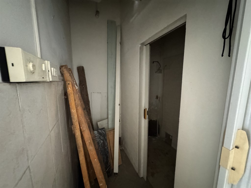 NEGOZIO A LONGASTRINO