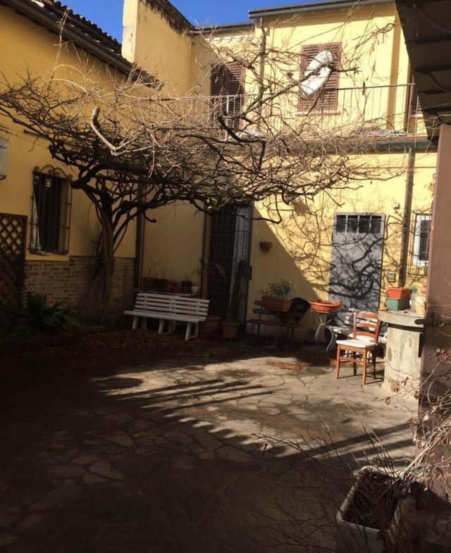 Rif. LG868  BAGNACAVALLO (RA) vendesi stabile di mq 650 da ristrutturare Ideale per impresa di costruzioni