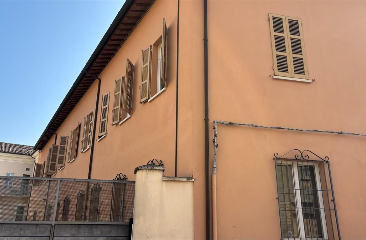 Proponiamo in vendita un intero palazzo in centro uso uffici con possibilità di cambio di destinazione d’uso.