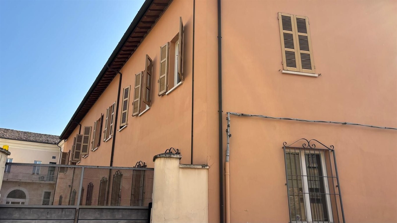 Proponiamo in vendita un intero palazzo in centro uso uffici con possibilità di cambio di destinazione d’uso.