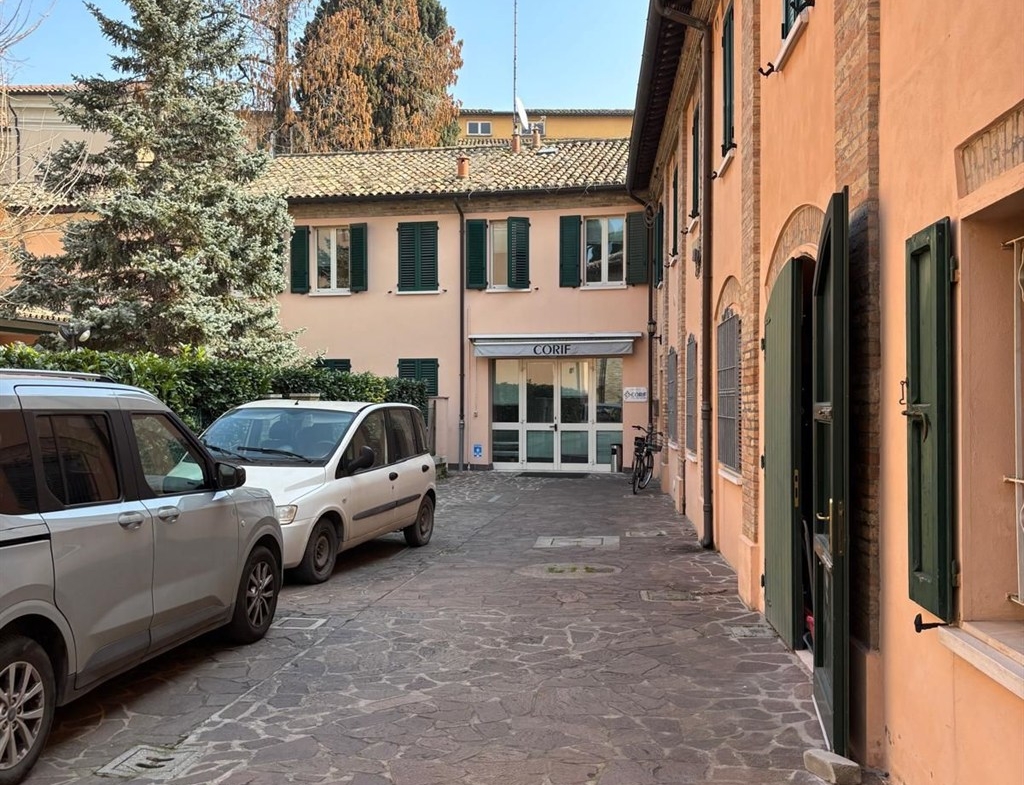 Proponiamo in vendita in zona tranquilla ed in pieno centro città, un immobile dislocato su due livelli, con ascensore interno e scala esterna. Possibilità di realizzare due appartamenti