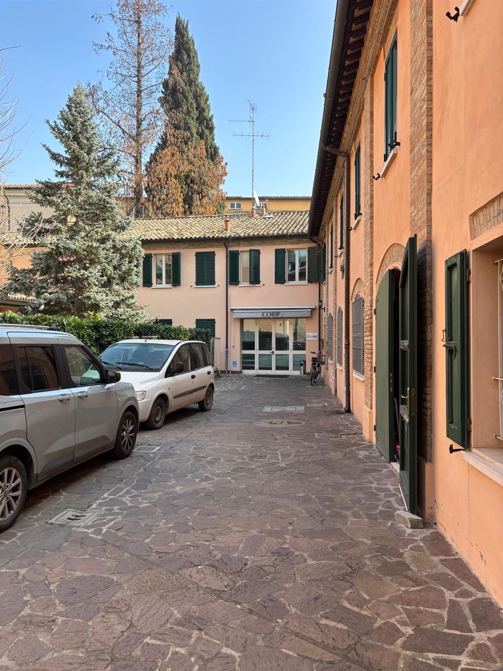 Proponiamo in vendita in zona tranquilla ed in pieno centro città, un immobile dislocato su due livelli, con ascensore interno e scala esterna. Possibilità di realizzare due appartamenti