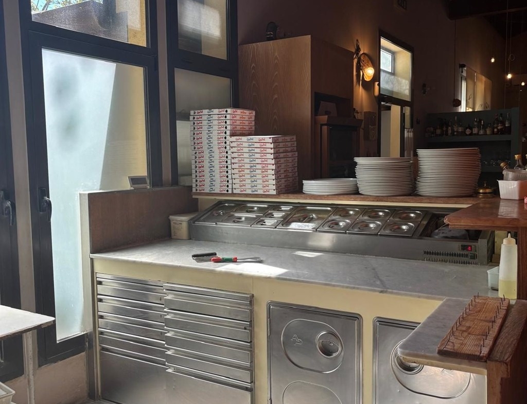 Proponiamo in vendita attività commerciale ( ristorante – pizzeria ) avviatissima con possibilità di acquisto affitto-riscato