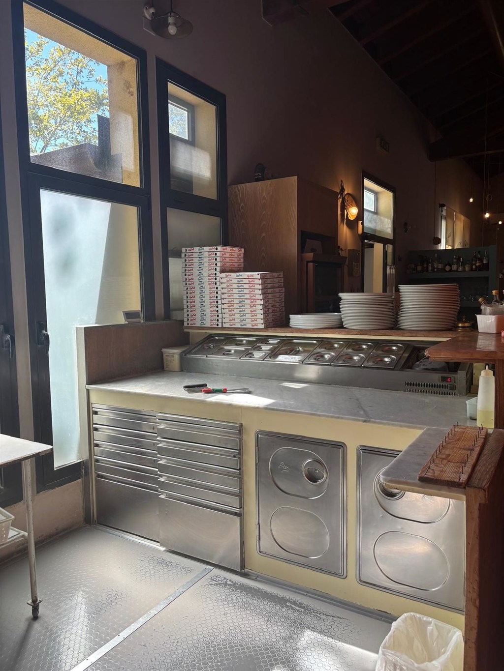 Proponiamo in vendita attività commerciale ( ristorante – pizzeria ) avviatissima con possibilità di acquisto affitto-riscato