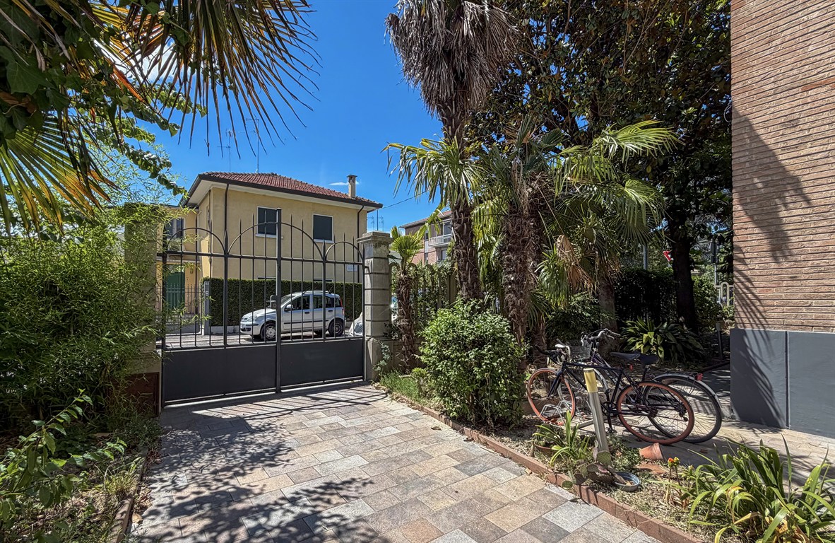 SPLENDIDA VILLA IN BORGO SAN ROCCO, ZONA SIGNORILE E TRANQUILLA