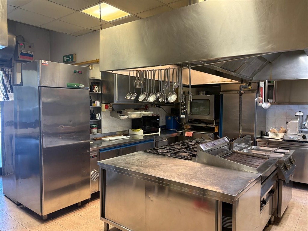 Proponiamo in vendita attività commerciale ( ristorante – pizzeria ) avviatissima con possibilità di acquisto affitto-riscato
