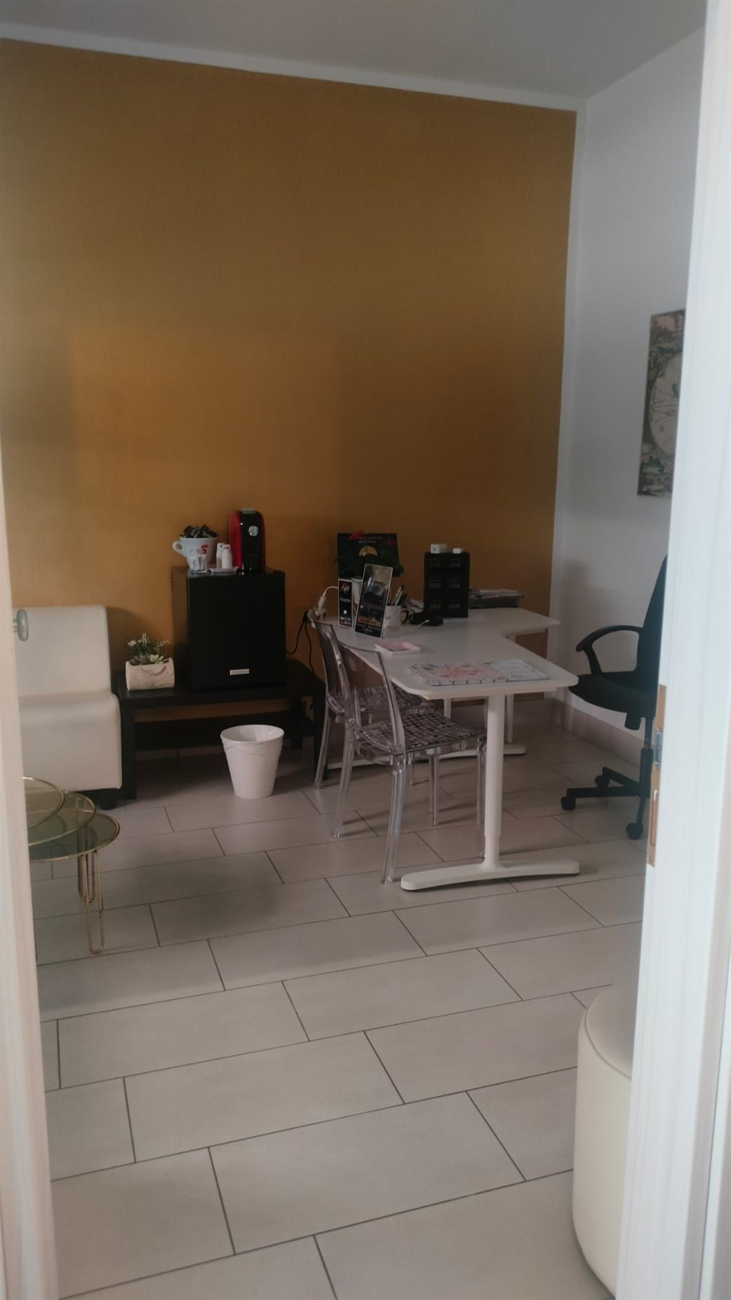 Proponiamo in vendita immobile adibito a Room & Breakfast, affittacamere, locanda, di mq. 203, ad euro 360.000, scopo investimento.