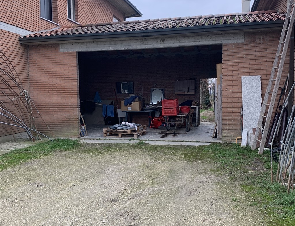Rif. LG872  RUSSI(RA) vendesi ampia casa indipendente