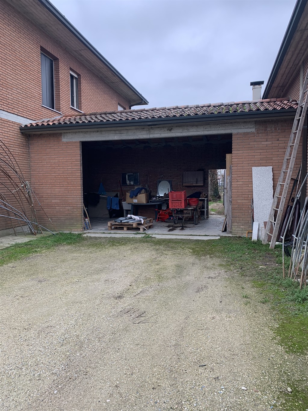 Rif. LG872  RUSSI(RA) vendesi ampia casa indipendente