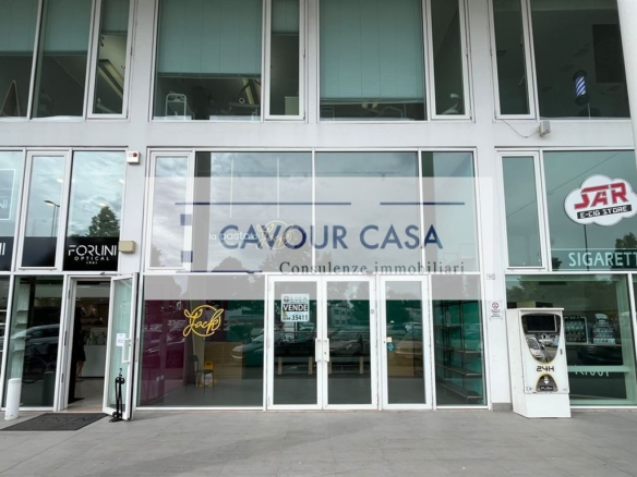 LOCALE COMMERCIALE CON CANNA FUMARIA