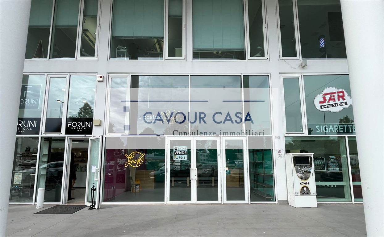 LOCALE COMMERCIALE CON CANNA FUMARIA