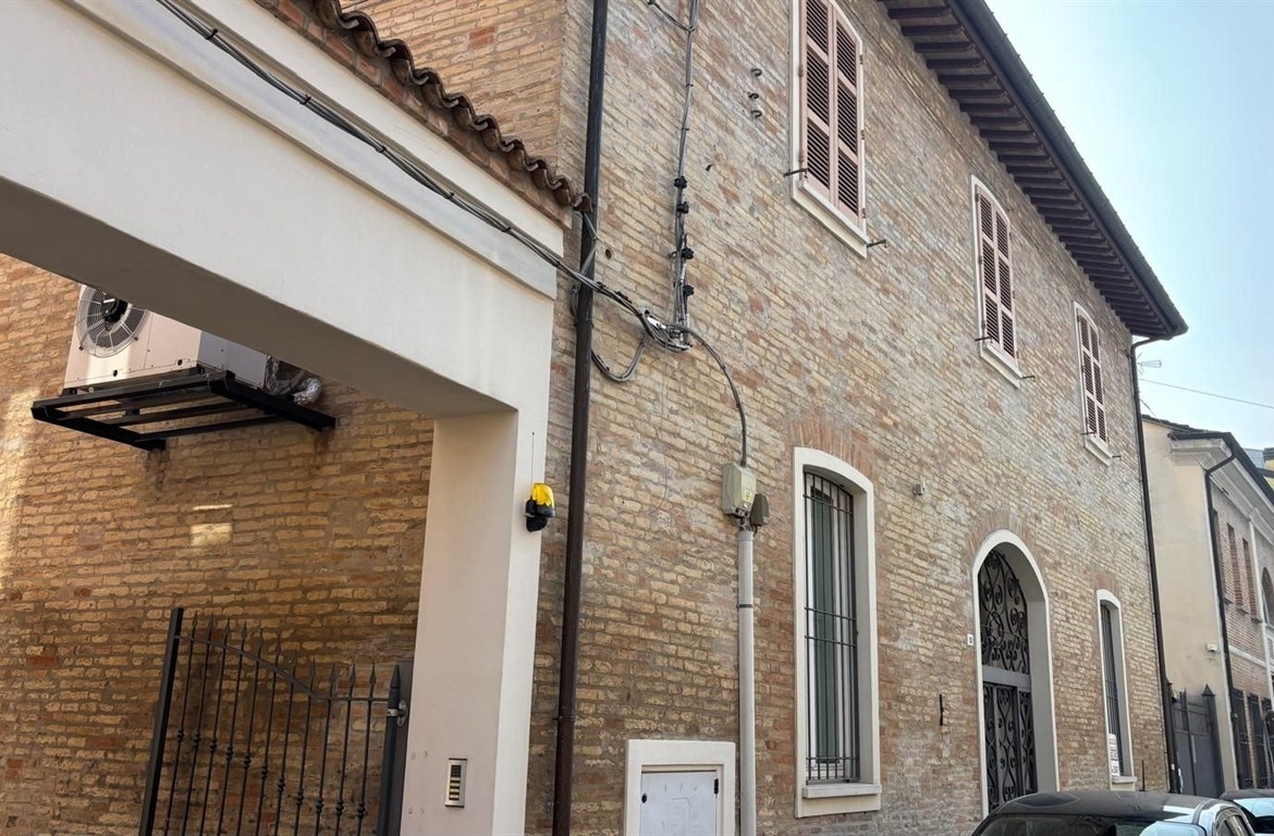 Proponiamo in vendita un ottima palazzina indipendente in centro città