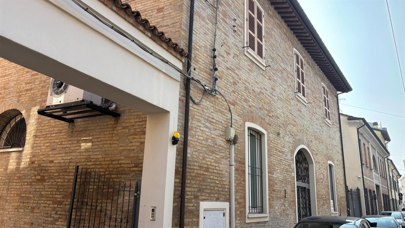 Proponiamo in vendita un ottima palazzina indipendente in centro città