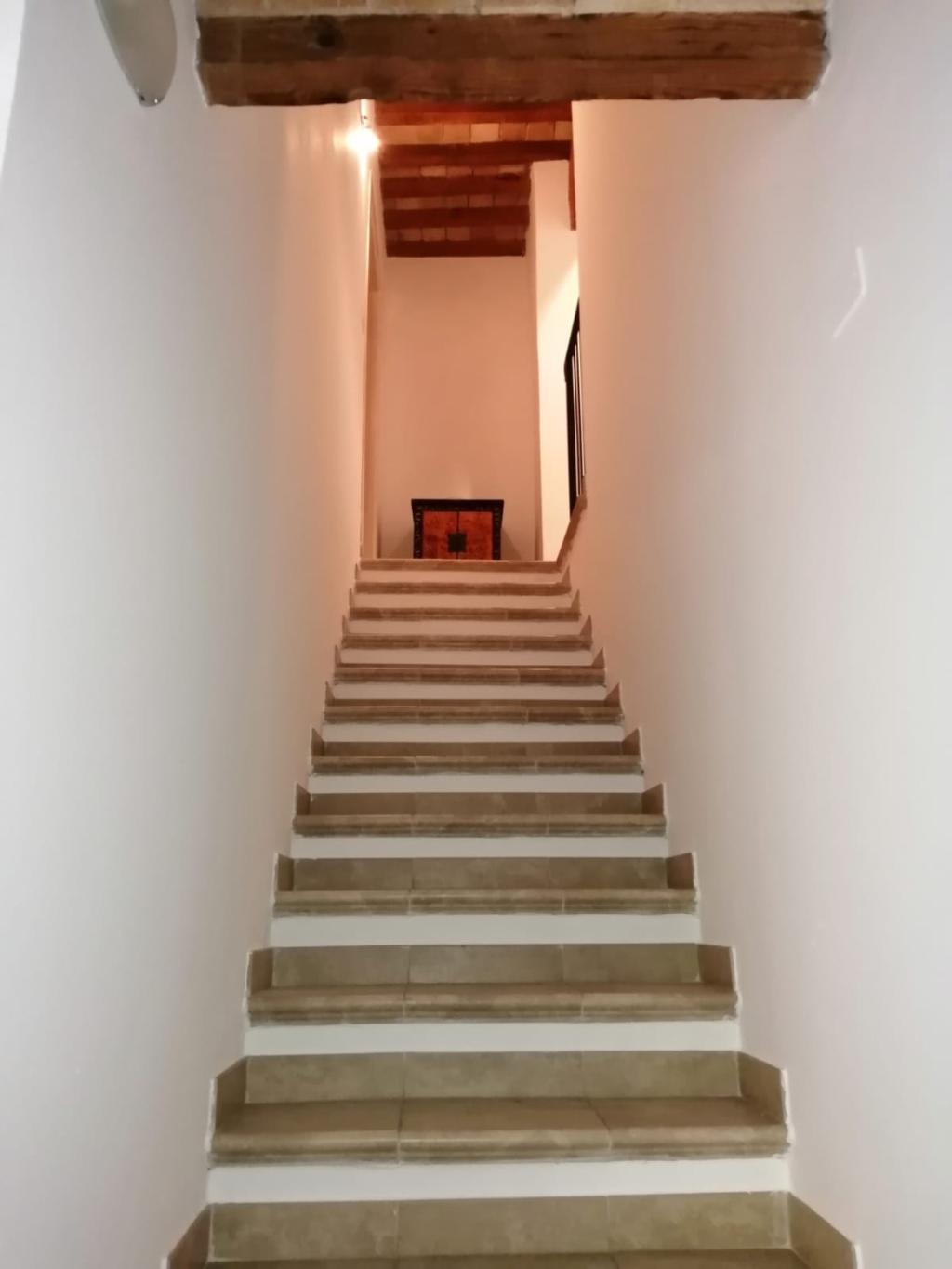 CASA ABBINATA AD UN LATO DI RAPPRESENTANZA IN CENTRO STORICO IN AFFITTO