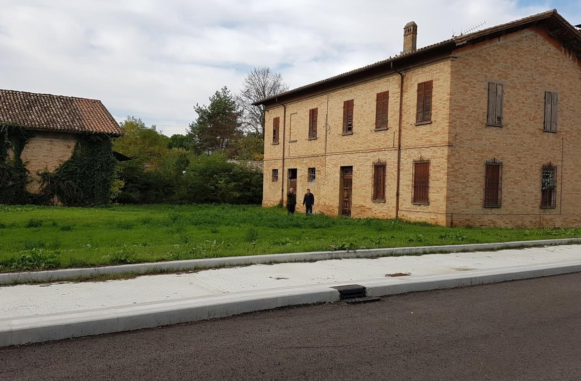 CASA INDIPENDENTE CON CAPANNONE