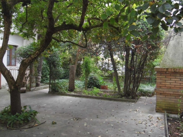 Ravenna Ampio immobile con giardino Rif. D 9441