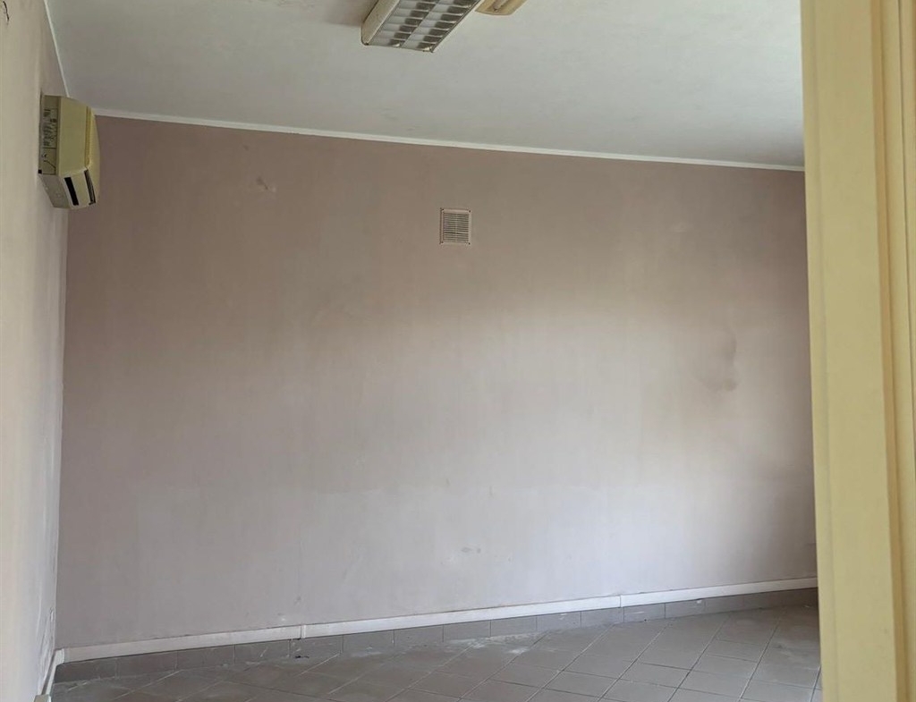 Proponiamo in vendita immobile direzionale con possibilità di cambio di destinazione d’uso in residenziale situato in prossimità di Ravenna. Possibile realizzazione di due appartamenti.