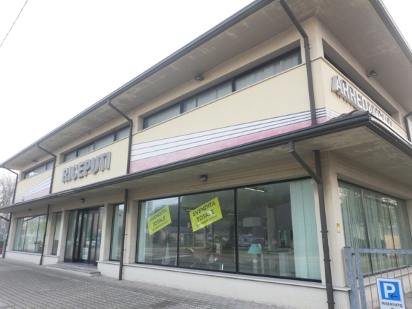 STUPENDO IMMOBILE COMMERCIALE IN VENDITA A PORTO FUORI