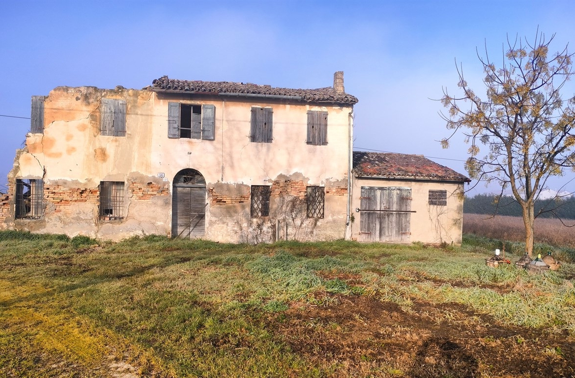 Vendita casa indipendente da ristrutturare con servizi in corpo distaccato ed area cortilizia pertinenziale