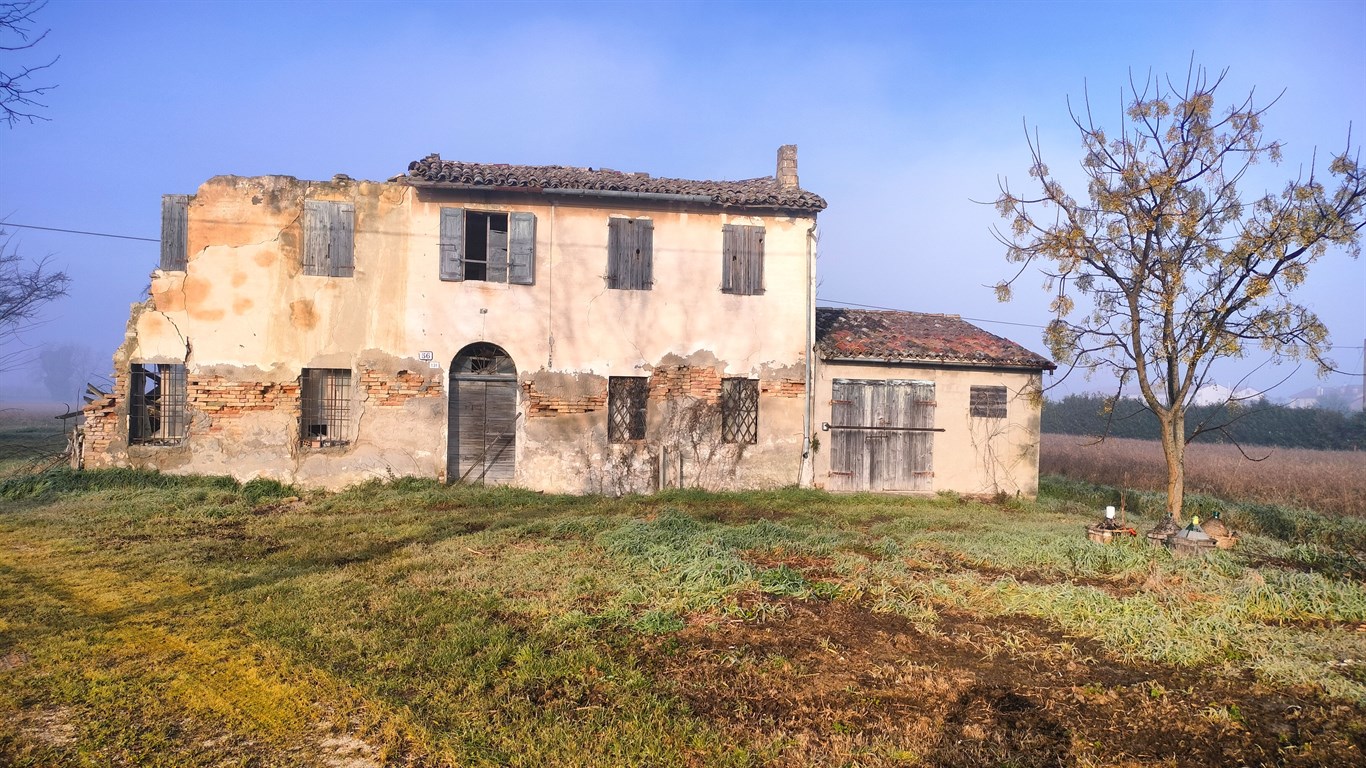 Vendita casa indipendente da ristrutturare con servizi in corpo distaccato ed area cortilizia pertinenziale