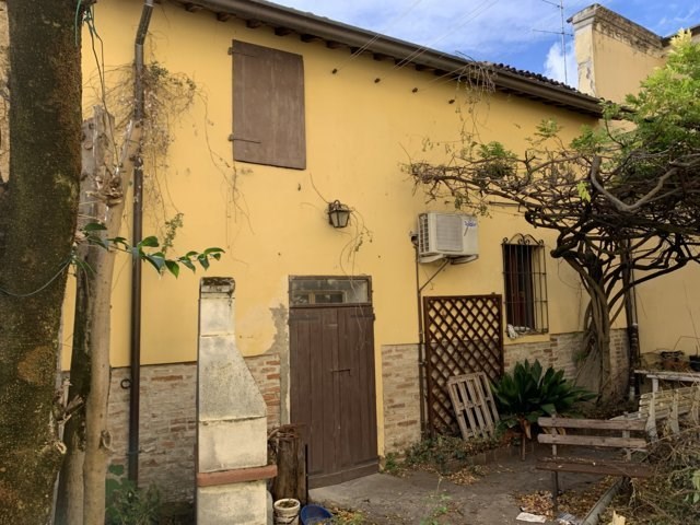 Rif. LG868  BAGNACAVALLO (RA) vendesi stabile di mq 650 da ristrutturare Ideale per impresa di costruzioni