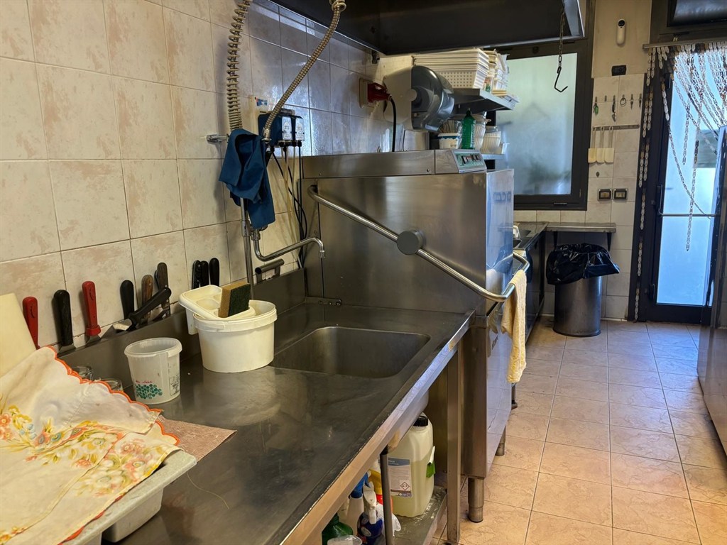 Proponiamo in vendita attività commerciale ( ristorante – pizzeria ) avviatissima con possibilità di acquisto affitto-riscato