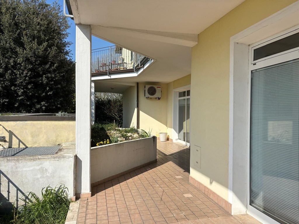 Proponiamo in vendita immobile direzionale con possibilità di cambio di destinazione d’uso in residenziale situato in prossimità di Ravenna. Possibile realizzazione di due appartamenti.